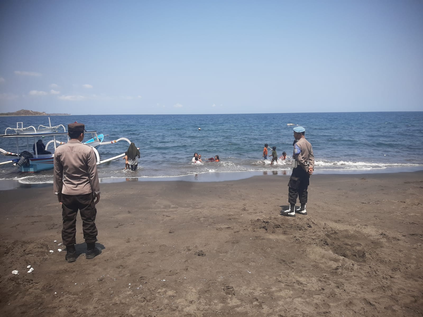 Polsek Lembar Tingkatkan Patroli KRYD demi Kenyamanan Pengunjung Pantai Cemare