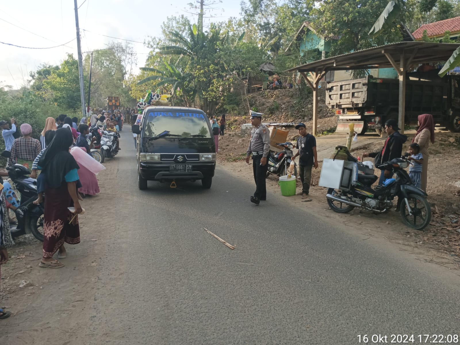 Tradisi Sasak Nyongkolan Momen Ceria di Desa Cendi Manik