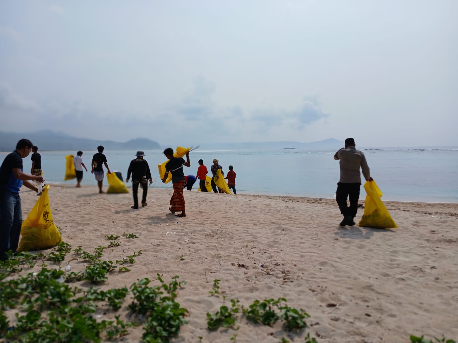 Bersih-Bersih Pantai Pengantap, Peringatan Hari Pahlawan yang Penuh Semangat Gotong Royong