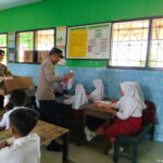 Polri Peduli Pendidikan, Kapolsek Lembar Bagikan Alat Tulis di Sekolah