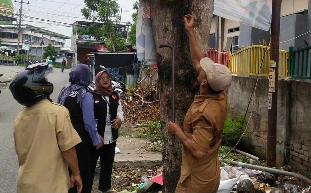 Pilkada Damai, Penertiban APK di Labuapi Lombok Barat Berjalan Mulus