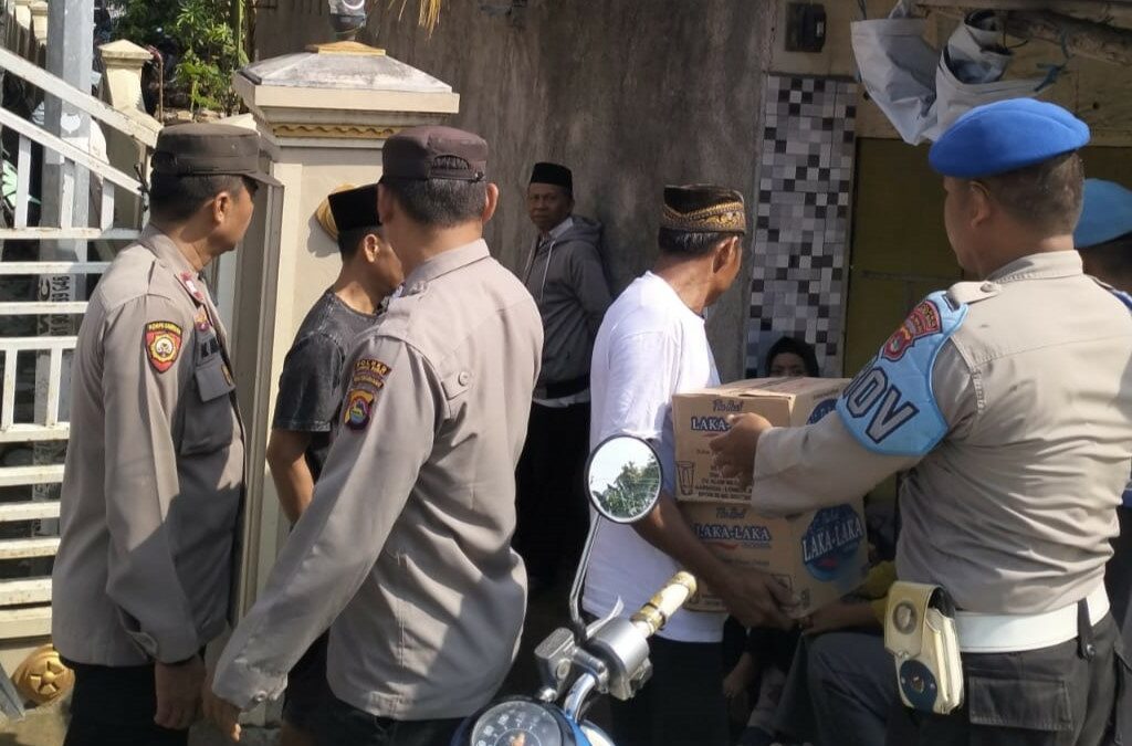 Sambang Duka Polsek Lembar, Dekatkan Polisi dan Warga