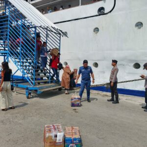 Polsek Kawasan Pelabuhan Laut Bima Amankan Proses Embarkasi/Debarkasi Kapal KM. AWU di Pelabuhan Bima