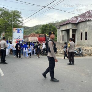 Personel OMP Rinjani 2024 Polres Bima Kota Amankan Kampanye Blusukan Paslon Wali Kota di Kelurahan Jatibaru Barat