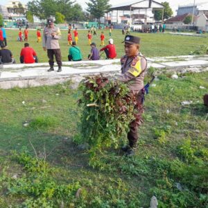 Polsek Utan Kompak Bersama Masyarakat Gotong Royong Bersihkan Taman Sangaria