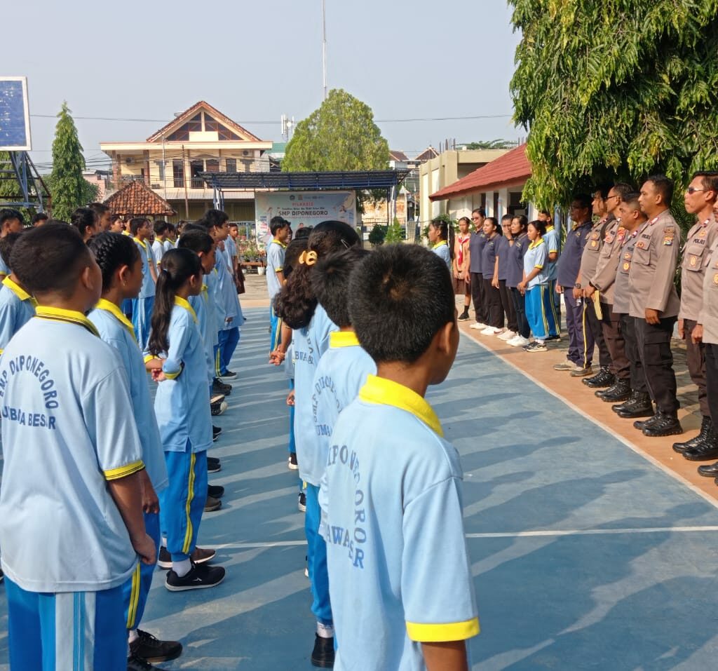 Cegah Kenakalan Remaja, Sat Binmas Res Sumbawa Berikan Sosialisasi Di SMP Diponegoro