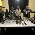 Polres Bima Kota Gelar Razia, Sita Puluhan Botol Miras dan Senjata Tajam