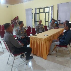 Kapolsek Seteluk Dampingi Wakapolres Sumbawa Barat Cek Personel PAM dan Logistik Hasil Pilkada di PPK Seteluk
