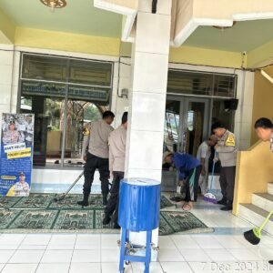 Bakti Religi Polsek Lembar: Wujudkan Kebersihan Tempat Ibadah