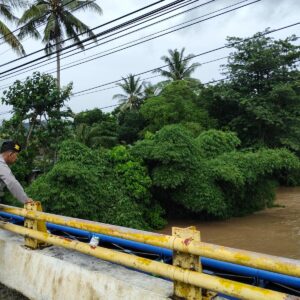 Polsek Sekotong Siaga Banjir: Pantau Debit Air Sungai Empol