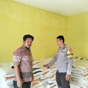 Pemantauan Lancar! Distribusi Beras di Sekotong Dibantu Polisi dan Desa