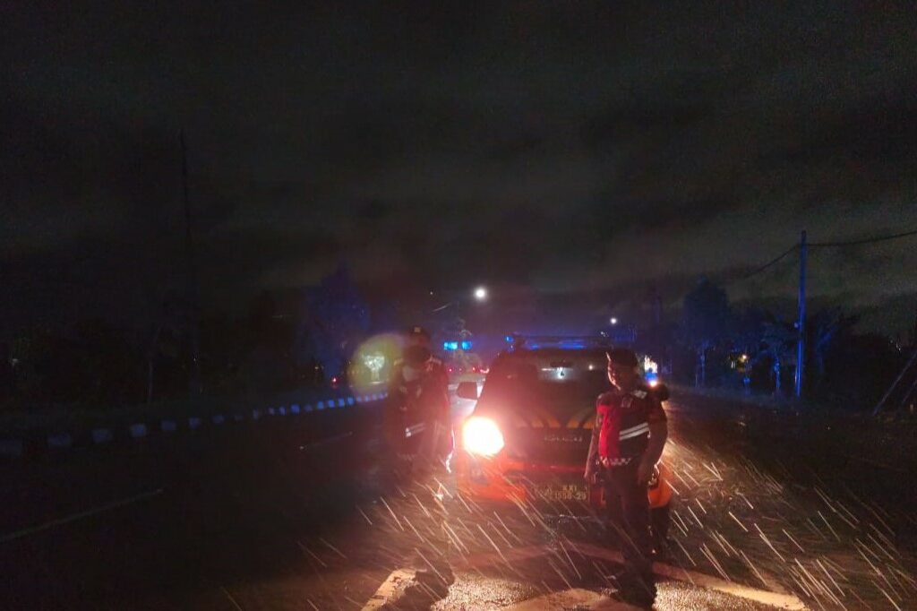 Patroli Blue Light Lombok Barat, Amankan Jalur Bypass di Tengah Cuaca Ekstrem