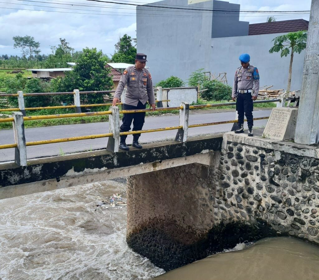 Polisi Siaga Banjir: Patroli Intensif Pantau Debit Air Kali di Kediri