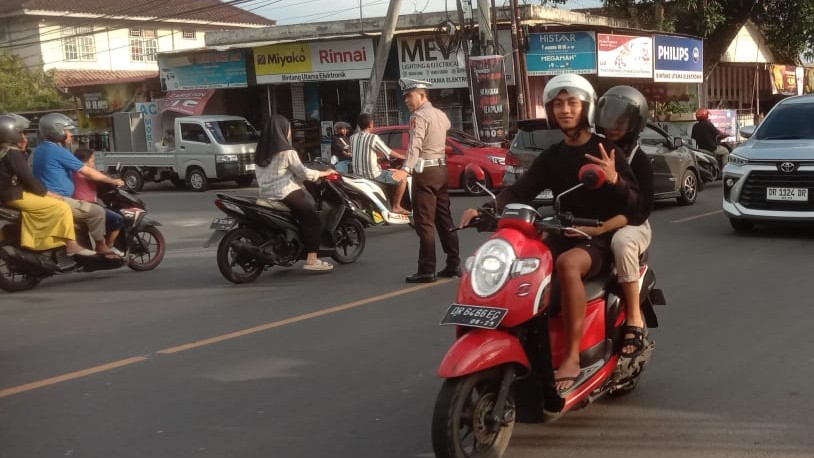 Polisi Turun Langsung, Atasi Kemacetan di Jam Sibuk di Batulayar