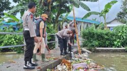 Gotong Royong Bersihkan Kali, Polsek Gerung Antisipasi Banjir!