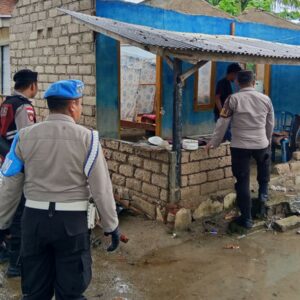 Polisi Terjun Langsung Dampingi Korban Bencana di Sekotong
