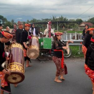 Polsek Labuapi Amankan Tradisi Nyongkolan Lombok Barat, Suasana Meriah dan Lancar!