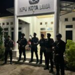 Personel Polres Bima Kota dan Batalyon C Pelopor Sat Brimobda NTB Kawal Ketat Kantor KPU Kota Bima dalam OMP Rinjani 2024