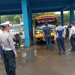 Sat Lantas Polres Bima Kota dan Dinas Perhubungan Gelar Penegakan Hukum Angkutan AKAP, AKDP, dan Pariwisata di Terminal Dara
