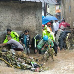Banjir Bandang Terjang Sukabumi, Polri Evakuasi Ibu dan Bayi dari Gang Sempit