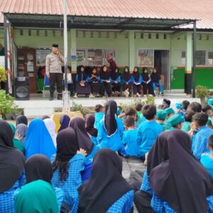Bhabinkamtibmas Desa Rhee Isi Kegiatan IMTAQ di SDN Rhee Beru
