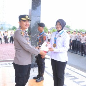 Kapolres Sumbawa Barat Berikan Penghargaan Kepada Personel Polres Sumbawa Barat yang Berprestasi