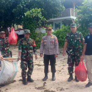 Kapolsek Hu’u Bersinergi dengan Danramil Hu’u dalam Karya Bhakti Pembersihan Pantai Lakey