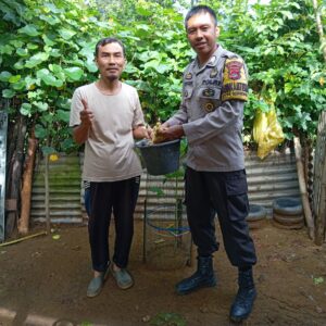 Bhabinkamtibmas Desa Sermong Konsisten Bantu Berikan Bibit Ternak Bebek Petelur untuk Mendukung Ketahanan Pangan