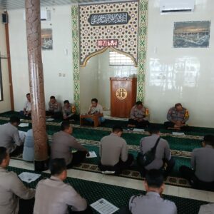 Polres Sumbawa Barat dan Polsek Jajaran Laksanakan Kegiatan Pembinaan Rohani dan Mental (Binrohtal)