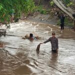 Kapolsek Kempo Pimpin Pencarian Korban Terseret Arus Banjir di Sungai Desa Konte, Aksi Luar Biasa Tanpa Kenal Lelah