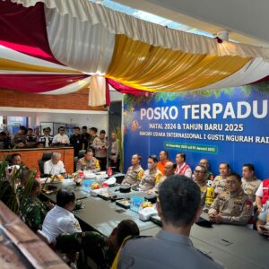 Kapolri & Panglima TNI Tinjau Posko Terpadu Operasi Lilin 2024 di Bandara I Gusti Ngurah Rai