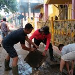 Bhabinkamtibmas Bersama Warga Gotong Royong Pasca Banjir di Kelurahan Paruga