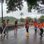 Pasca Banjir, Bhabinkamtibmas Kelurahan Kendo Bersama BPBD dan Warga Gelar Gotong Royong