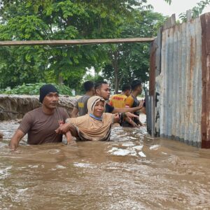 Polres Bima Kota Respon Cepat Bantu Evakuasi Dampak Banjir di Sejumlah Wilayah Kota Bima