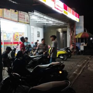 Patroli Rutin Polres Loteng Antisipasi Aksi Kenakalan Remaja Pada Malam Hari.