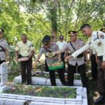 HUT Ke-44 Satpam, Polres Loteng Gelar Ziarah Makam dan Tabur Bunga di TMP Praya