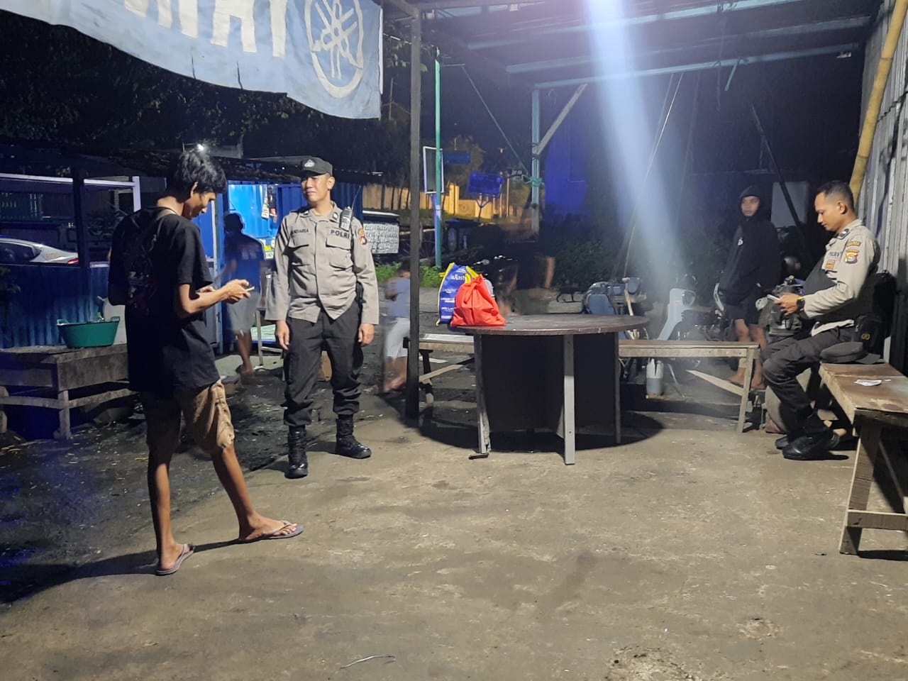 Patroli Malam di Pemukiman Padat, Polsek Labuapi Gencarkan Upaya Jaga Kamtibmas