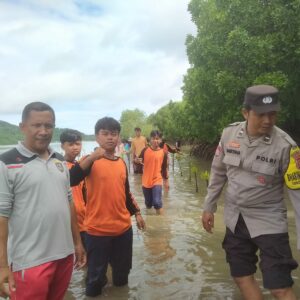 Sinergi Polisi, Mahasiswa, dan Warga Lestarikan Mangrove Sekotong