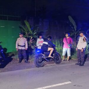 Malam di Batulayar Aman Terkendali: Patroli Rutin Polisi Beri Rasa Nyaman Warga