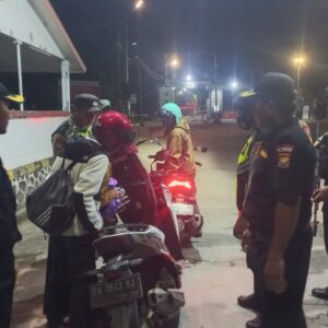 Petugas Pos Pelayanan Terpadu Operasi Lilin Rinjani 2024 Lakukan Pengecekan Kendaraan dan Patroli di Sekitar Pelabuhan Laut Poto Tano