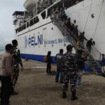 Polsek Kawasan Pelabuhan Laut Bima Amankan Proses Embarkasi dan Debarkasi Kapal KM. BINAIYA di Pelabuhan Bima