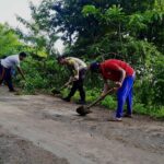 Peduli Kebersihan Lingkungan, Bhabinkamtibmas Desa Mantar Polsek Poto Tano Laksanakan Gotong Royong Bersama Masyarakat