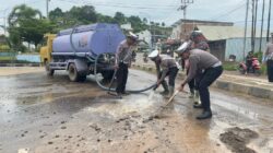 Cegah Kecelakaan Lalu Lintas, Sat Lantas Polres Sumbawa Bersihkan Jalan dari Material Lumpur & Tanah