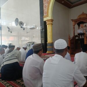 Kapolsek Utan Laksanakan Shalat Jum’at Berjamaah, Himbau Jaga Kamtibmas