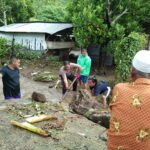 Bhabinkamtibmas Desa Sekongkang Bawah Bantu Masyarakat Terdampak Banjir