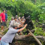 Bhabinkamtibmas Desa Sekongkang Atas Laksanakan Gotong Royong Perbaikan Saluran Irigasi yang Jebol