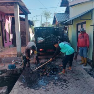 Peduli Lingkungan, Bhabinkamtibmas Desa Ai Suning Turut Gotong Royong Bersihkan Irigasi