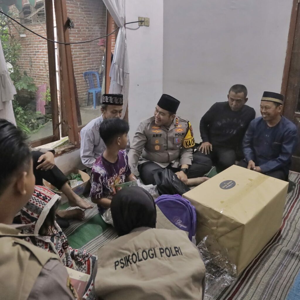 AKBP Arif Fazlurrahman, secara langsung memberikan layanan trauma healing kepada keluarga korban.