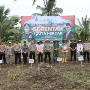 Polres Loteng dan Masyarakat Laksanakan Tanam Raya Jagung, Dukung Ketahanan Pangan