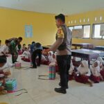 TNI-Polri Bantu Salurkan Program Makan Bergizi Gratis Bagi Pelajar di Lombok Tengah.